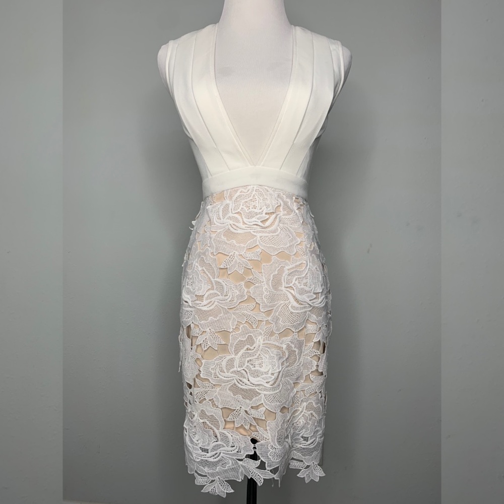 (NWT)  MISSGUIDED Plunged Neck Lace Dress